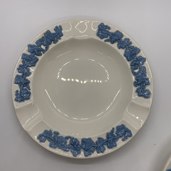 Set of 2 Vintage Wedgewood Etruria Barlaston Queensware embossed ashtrays - Picture 2 of 7